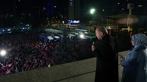 "Milletin ve ülkenin vaktini çalacak tartışmalarla bu dönemi heba edemeyiz" diyerek erken seçim tartışmalarına nokta koyan Erdoğan, "ülkenin acil meselelerine daha fazla eğileceklerinin" de altını çizdi.