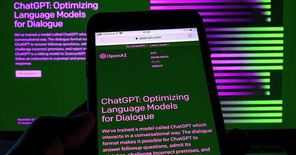 Yapay zeka destekli bir sohbet robotu olan ChatGPT'nin farklı bir modda ilginç deneyimler sunduğu fark edildi. Kısa sürede bu yenilik sosyal medyada yaygınlaştı.