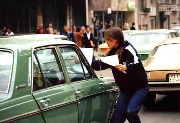 1. Şah karşıtı manifesto dağıtan solcu kadın. Tahran, İran, 1979.