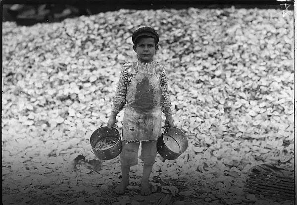 4. Manuel adında genç bir karides toplayıcı, 1912.