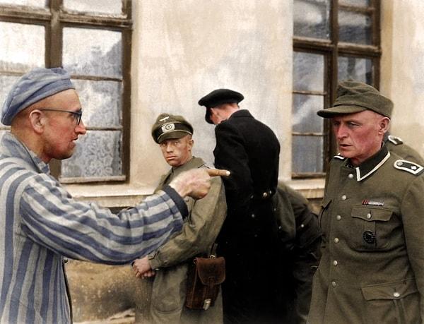 11. Rus mahkum, Buchenwald'da zalim bir kamp muhafızını teşhis ediyor.