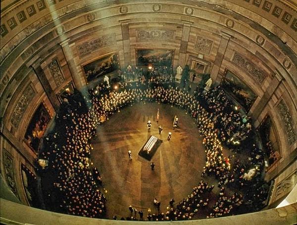 12. John F. Kennedy'nin başkentteki cenazesi.