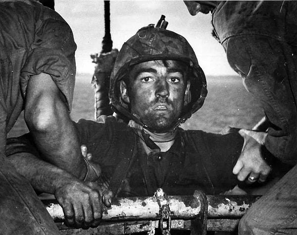 13. USMC Er Theodore J. Miller, Eniwetok Atolü'ndeki yoğun savaştan sonra bir gemide yardım görüyor.
