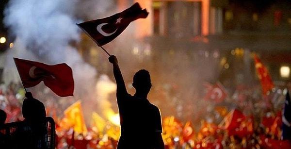 Pek çok kentimizde seçim sonuçları henüz resmi olarak belli olmasa da Türkiye'nin seçim haritası şu an kırmızıya boyanmış durumda. Bazı kentlerde ise hâlâ adaylar arasında kıyasıya bir rekabet yaşanmaya devam ediyor.