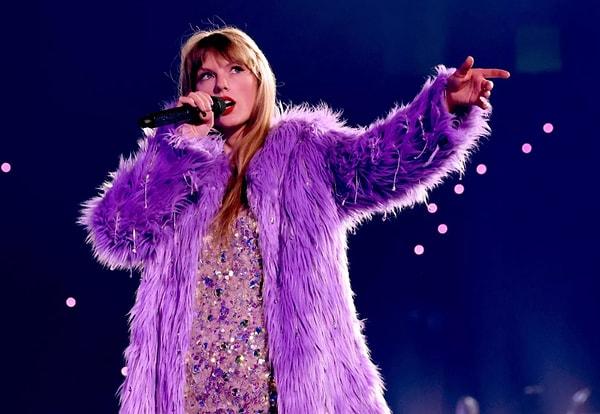 Bunun üzerine sosyal medyadaki gözlemciler, Eilish'in yorumunun Taylor Swift'in albümlerinin farklı versiyonlarını yayınlamasıyla ilgili olabileceğini düşünmeye başladı.
