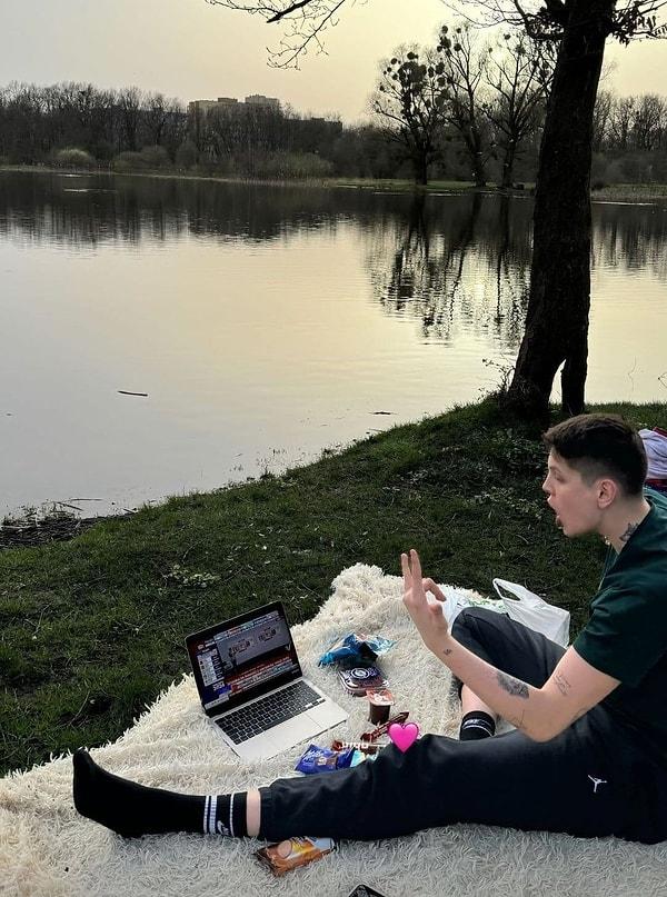 Yerel seçimleri piknikte laptop'u ile göl kıyısından takip ettiği anları Instagram hesabından paylaştı.
