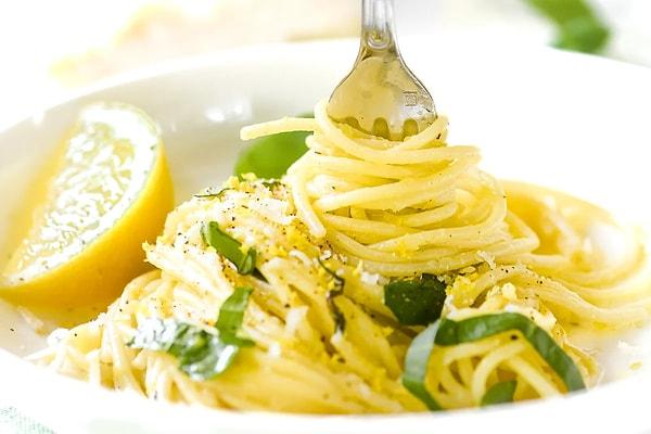 Baharatlı bir makarna için zerdeçallı spagetti yapabilirsiniz.