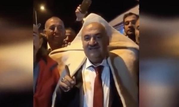 Emrullah Akpunar, seçimi kazanmasının ardından kepenek giyerek halkla birlikte kutlama yaptı.