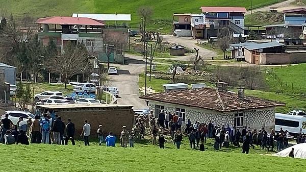Diyarbakır'ın merkez Sur ilçesinin kırsal Ağaçlıdere Mahallesi'nde 31 Mart'ta iki grup arasında muhtarlık seçimi nedeniyle çıkan silahlı kavgada 1 kişi öldü, 14 kişi yaralandı. Diyarbakır Cumhuriyet Başsavcılığınca başlatılan soruşturma kapsamında haklarında yakalama kararı çıkarılan 19 şüpheliden 12'si güvenlik güçlerince gözaltına alındı, 6 kişinin hastanede tedavisi sürüyor. Firari 1 şüphelinin yakalanmasına çalışılıyor.