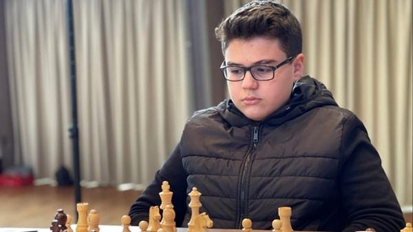 Satranç tarihindeki en genç GM’ler arasına giren 12 yaşındaki (12 yaş 9 ay 30 gün) Yağız Kaan Erdoğmuş, şu anda Uluslararası Satranç Federasyon (FIDE) sıralamasına göre ‘Dünyanın En Genç GM’si oldu. GM Erdoğmuş, böylece Türkiye’nin de ‘En Genç Büyükustası’ unvanına sahip oldu.