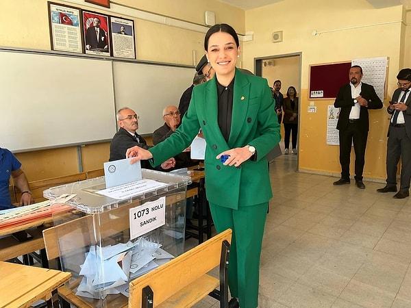 Cumhuriyet Halk Partisi'nin Bucak ilçesinde aday gösterilen Hülya Gümüş, hem Burdur'un hem de Bucak'ın ilk kadın belediye başkanı oldu. Gümüş, 28 yaşında olmasına karşın  yüksek oy oranıyla seçimi kazanarak aynı zamanda şehrin en genç belediye başkanı unvanını da elde etti.