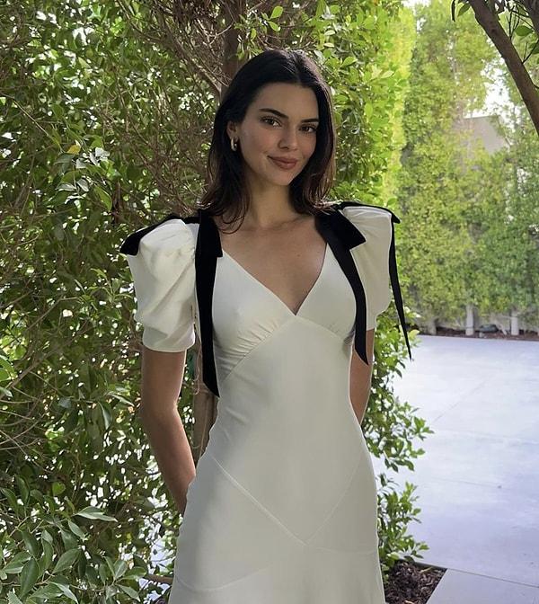 Paskalya Bayramı için seçtiği beyaz elbiseyle zarif bir görünüm sergileyen güzel ismin sosyal medya hesabında paylaştığı fotoğrafa rekor beğeni geldi.