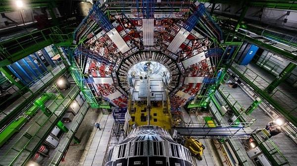 "Nisan ayındaki güneş tutulması sırasında CERN, evrenimize gizlice güç veren 'Karanlık' maddeyi araştırmak için dünyanın en güçlü parçacık hızlandırıcısını test edecek" haberi de sansasyon yarattı.
