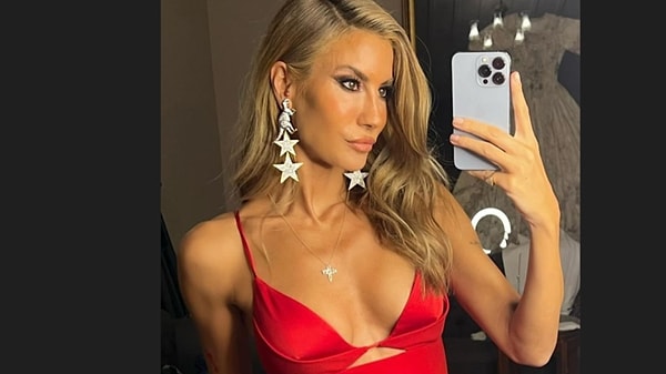 Manken ve sunucu Çağla Şıkel, uzun yıllardır pek çok kişi tarafından takip edilen bir isim.