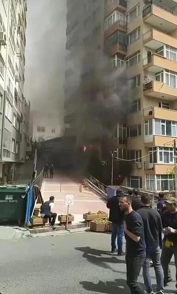 İstanbul'da 29 kişinin hayatını kaybettiği yangında görgü tanıkları konuştu. Gayrettepe Yıldız Posta Caddesi Gönenoğlu Sokağı'ndaki binanın eksi 1 ve eksi 2. katlarında faaliyet gösteren eğlence merkezinde, tadilat esnasında çıkan yangına ilişkin esnaf Mehmet Cengiz, alevlerin dış cepheyi sardığını, o esnada apartman görevlilerinden birinin ilk müdahalede bulunduğunu söyledi.