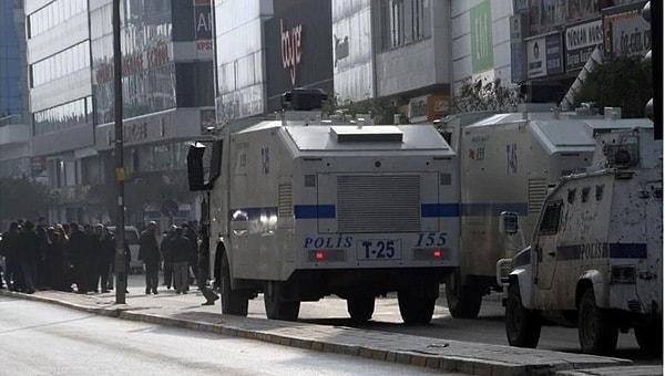 Kesin olmayan sonuçlara göre AK Parti'den Pervari Belediye Başkanlığına seçilen Teyyar Özcan'ın yakınları ile ikinci sıradaki DEVA Partisi'nin adayı İsmail Bilen'in yakınları arasında ilçe merkezinde çıkan tartışma, silahlı kavgaya dönüştü.Kavgada ilk belirlemelere göre biri ağır 4 kişi yaralandı. İhbar üzerine olay yerine 112 Acil Sağlık, polis ve jandarma ekipleri sevk edildi. Yaralılar, Siirt ve Şırnak'taki hastanelere kaldırıldı.
