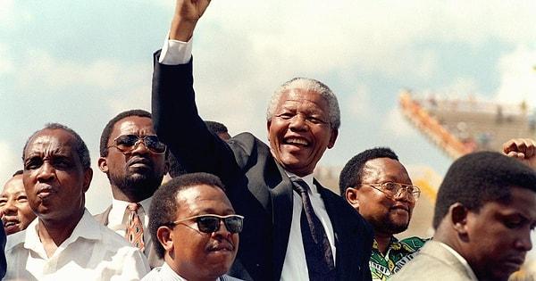 Mandela, Apartheid’a karşı çıktı ve aralıksız tam 27 sene hapiste kaldı. Afrika ve dünyadaki ırk ayrımcılığına karşı mücadelenin sembolü oldu. 1980'li yıllarda, ırkçılığa karşı mücadelenin bütün dünyada yoğunlaşması üzerine 1990’da serbest bırakıldı.