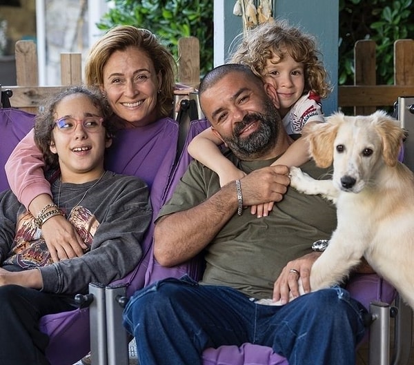 Hepimizin gözünde evli, mutlu, çocuklu bir aile tablosu çizen Şakrak ve Düvenci'nin aşklarının dillere destan olduğunu düşünürdük.