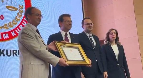 2019 seçimlerinin tekrarlanması nedeniyle bir dönemlik sürede 2 mazbata alan İBB Başkanı Ekrem İmamoğlu, 31 Mart'ta kazandığı zafer sonrası üçüncü kez mazbata aldı.