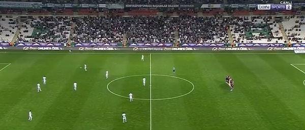 Bu sırada Konyasporlu futbolcular kendi yarı sahalarında top çevirdi.