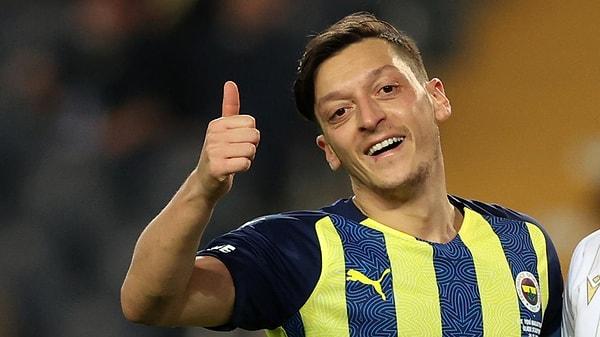 Bonservis bedeli olmadan Fenerbahçe'ye transfer olup 3,5 yıllık sözleşme imzalayan Mesut Özil ülkemizde hayalindeki gibi bir kariyer ilerletemedi.