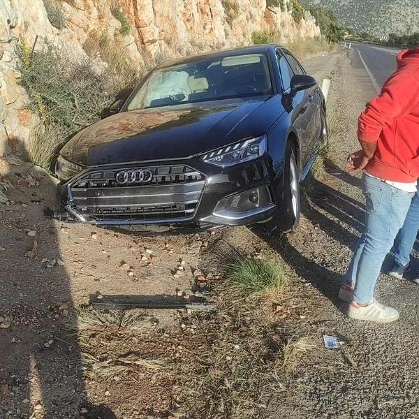 Demirhan'ın kullandığı otomobil, yol kenarındaki kayalıklara çarpıp durdu. Demirhan'ın yara almadığı kazada, araçta hasar meydana geldi.