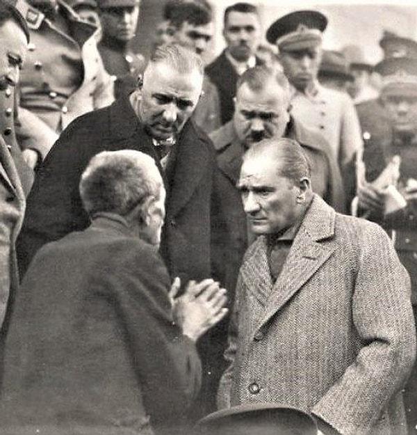 Özgür Özel, "Atatürk’ün dinlediği vatandaşın torunu Mehmet Erdem Ural, Tokat Turhal belediye başkanımız oldu. Atatürk'e derdini anlatan bu vatandaş, Ural'ın büyük dedesi." ifadelerini kullandı.