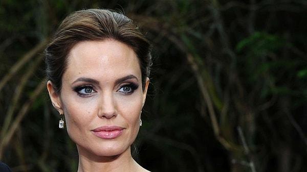 5. Angelina Jolie, henüz 22 yaşındayken kendisi öldürmesi için bir tetikçi tutmuş! İntihara meyilli olan güzel oyuncu, intihar ederse insanların arkasından konuşacağından endişelendiği için kendine "öldürüldü" süsü vermek istemiş. Onu kararından döndüren kişi ise tetikçiymiş! Tetikçi, iki ay sonra da aynı şeyi düşünüyorsan tekrar konuşalım deyince Jolie, hayatına son vermekten vazgeçmiş...