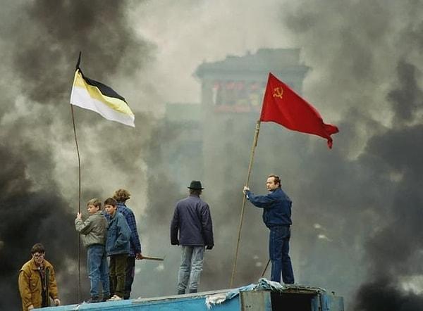 4. 1993 sonbaharında Rusya'da yaşanan anayasal kriz sırasında parlamento güçleri tarafından kurulan barikatların üzerinde duran insanlar. Bu çatışma, tüm siyasi görüşlerden politikacıların yer aldığı Rusya Federasyonu ile Başkan Boris Yeltsin arasındaki bir çatışmaydı.