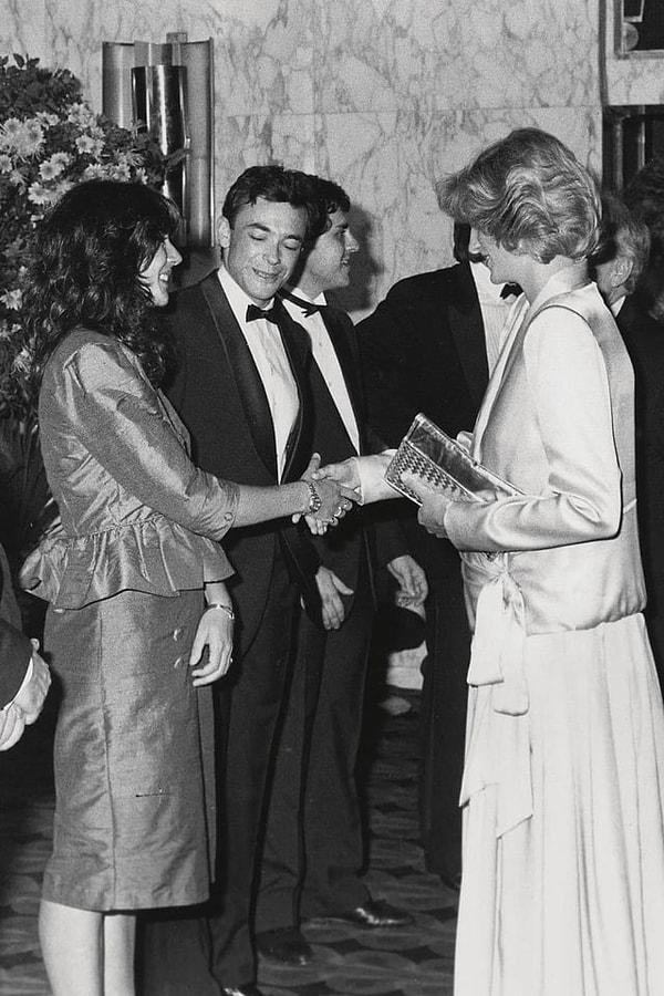 7. Hüküm giymiş seks kaçakçısı Jeffrey Epstein'ın romantik partneri Ghislaine Maxwell, 1984 yılında Indiana Jones ve Kıyamet Tapınağı filminin galasında Prenses Diana ile buluşuyor.