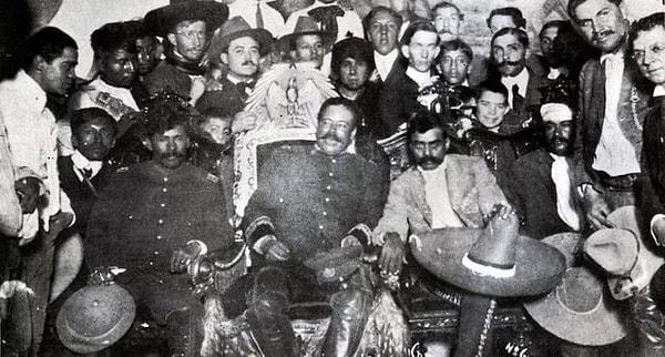 8. Devrimci general Francisco "Pancho" Villa, Meksika başkanlık koltuğuna oturarak basınla alay ederken çekilmiş bir fotoğraf. (4 Aralık 1914)