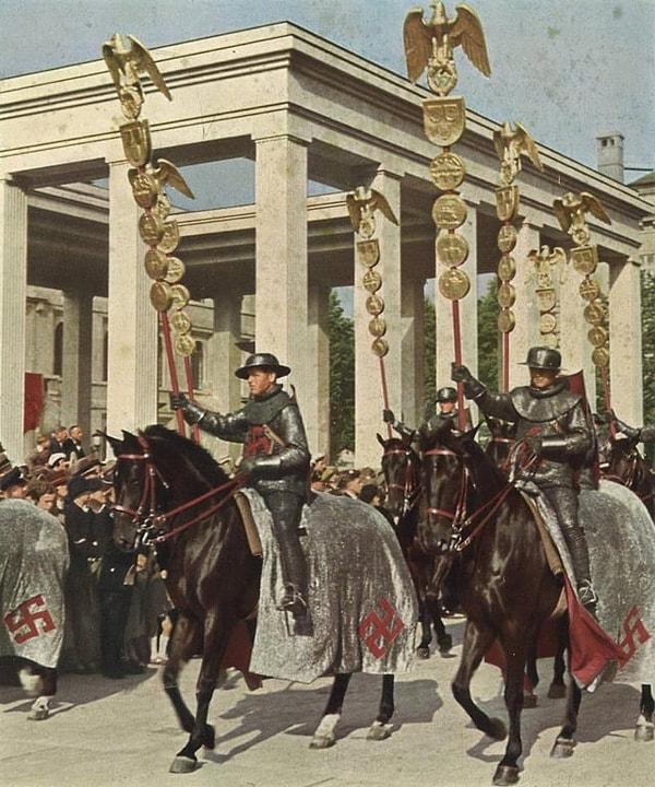 9. Nazilerin Münih'te düzenlediği "Alman Kültürünün 2000 Yılı" sergisine katılan "Zırhlı Şövalyeler"in orijinal renkli fotoğrafı. (1937)
