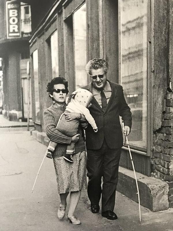 11. Kör bir çift, çocuklarıyla Budapeşte sokaklarında yürüyorken. (1984)
