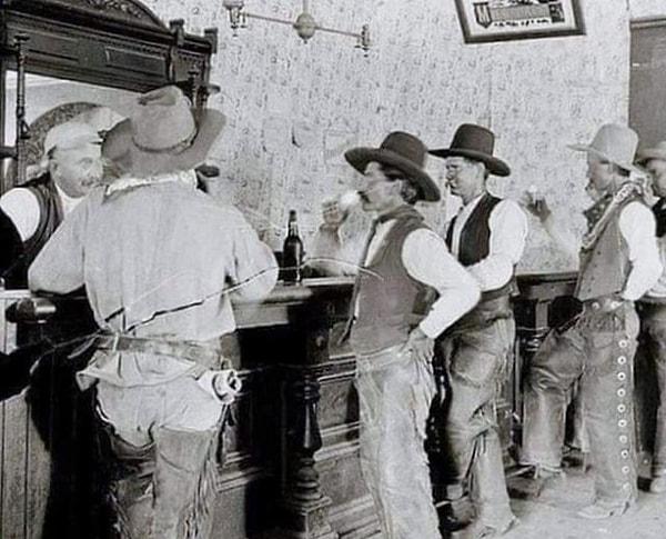 13. Teksas, Tascosa'da 1908 yılında dinlenen gerçek kovboyları gösteren nadir bir fotoğrafı. (Fotoğraf: Erwin E. Smith)