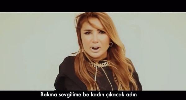 2020 senesinde 'Ayıp Şeyler' ismini verdiği şarkısını piyasaya süren Yonca Evcimik, şarkının sosyal medyada yeniden paylaşılmasıyla birçok eleştirinin odak noktası oldu.