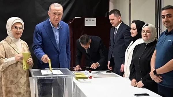 Cumhurbaşkanı Recep Tayyip Erdoğan, TÜRGEV'in iftar programında konuştu.  "Seçimlere gölge düşürme, seçmenin iradesini rehin alma girişimleri bir kez daha sandıkta hüsrana uğradı" diyen Erdoğan, "Siyasette yarım asra yaklaşan mücadelemizi zafer sancağını burca dikecek ve gönül huzuruyla nöbeti sizlere (gençlere) devredeceğiz" dedi.
