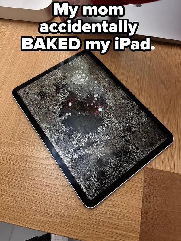 1. @mrcalmcarrot adlı kullanıcının annesi -artık nasıl mümkünse- yanlışlıkla iPad'ini fırına atmış...