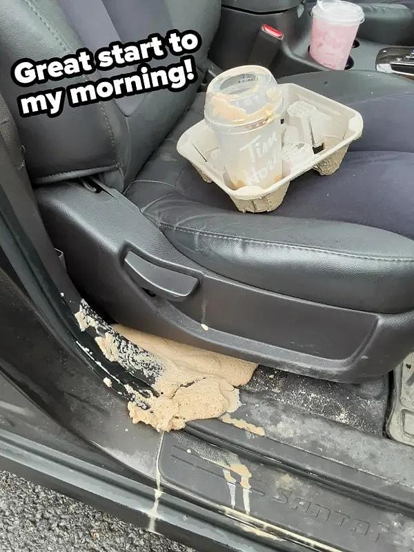 4. @squishydonkey adlı kullanıcı bir hevesle sabah kahvesini satın alıp arabasına geçerken hepsini döküvermiş... Ne sabahının tadı tuzu kalmış ne de arabasının! 😂