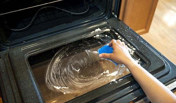 4. İnatçı yağları fırının iç camından saniyeler içinde temizlemek için tıraş bıçağı kullanın.