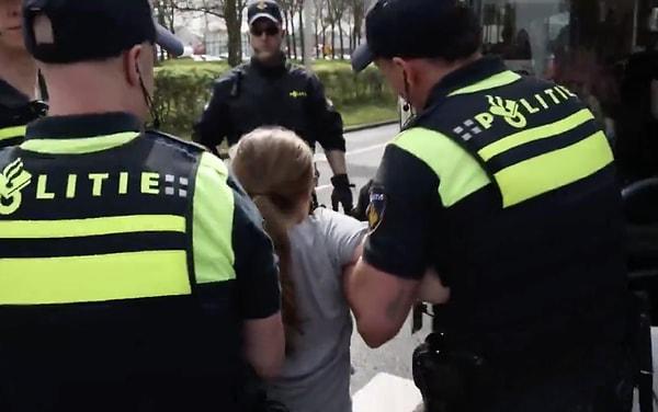 Greta Thunberg'in zorla polis aracına götürüldüğü anlar gündem oldu.