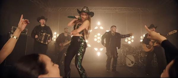 Piyasaya alev ateş dönen Shakira, yeni bir şarkısının müzik videosunun kamera arkası görüntülerini paylaştı.
