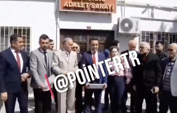 Mudurnu Belediyesi'nin yeni başkanı CHP'li Doğan Onurlu mazbatasını aldığı sırada AKP adayını da fotoğraf çekilmeye davet etti.