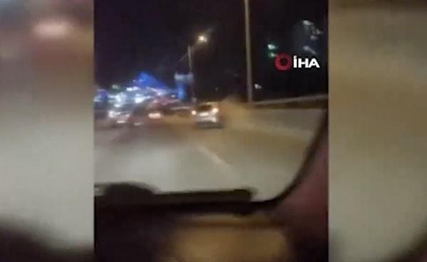 Ankara’da hatalı şerit değiştiren bir araç önce bariyerlere çarptı, sonra yolun karşı tarafına savruldu.