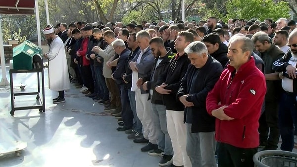 Balıkçı Ömer Karakaya'nın cenazesi yakınları ve arkadaşları tarafından Hacı Osman Ağa Camisi'nde Avcılar Kaymakamı Kemal İnan'ın da katıldığı namazın ardından toprağa verildi.