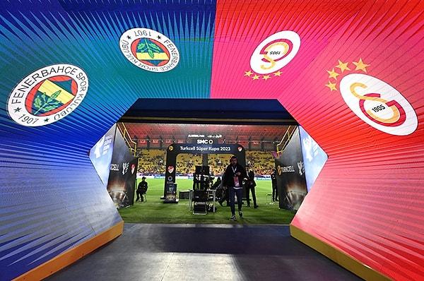 İki takım sahaya çıktı, santra vuruşu yapıldı, Galatasaray 50. Saniyede 1-0 öne geçti. Golün ardından santra yapılmadan Fenerbahçeli futbolcular sahadan çekildi.