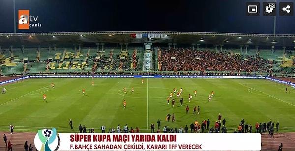 Fenerbahçe'nin sahadan çekilmesinin ardından sarı kırmızılı futbolcular sahada kaldı. İkiye ayrılan takım çift saha gösteri maçı yaptı.