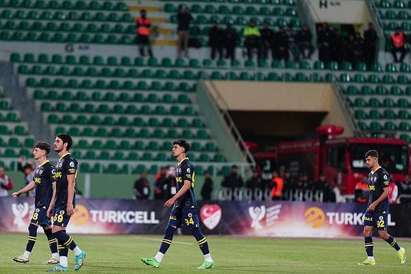 Maçın hakemi Volkan Bayarslan ve yardımcıları bir müddet bekleyip Fenerbahçe'nin geri gelmeyeceğine emin olduktan sonra maçı 4. dakika tatil etti.