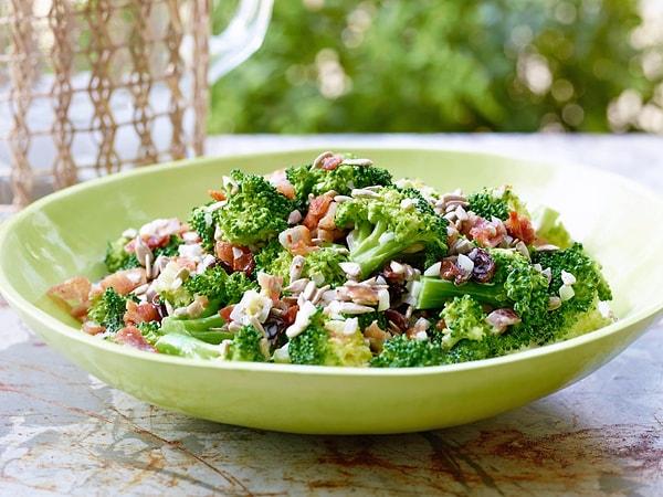 Brokoli salatası bu menüye iyi gider.