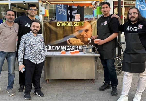 Nohut pilav arabasına "İstanbul sefiri Süleyman Çakır anısına..." yazdırdılar.