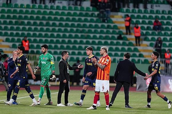 Sarı-lacivertli futbolcuların soyunma odasına gitmesiyle hakem Volkan Bayarslan, müsabakayı tatil etti.